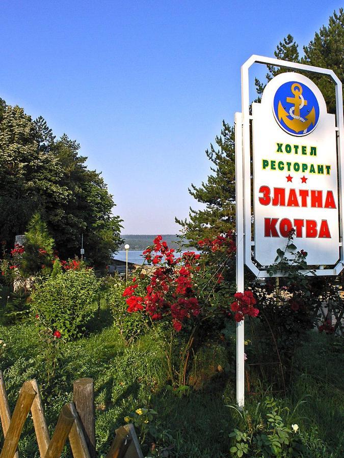 Хотел Златна Котва Kazanlŭk Exterior foto