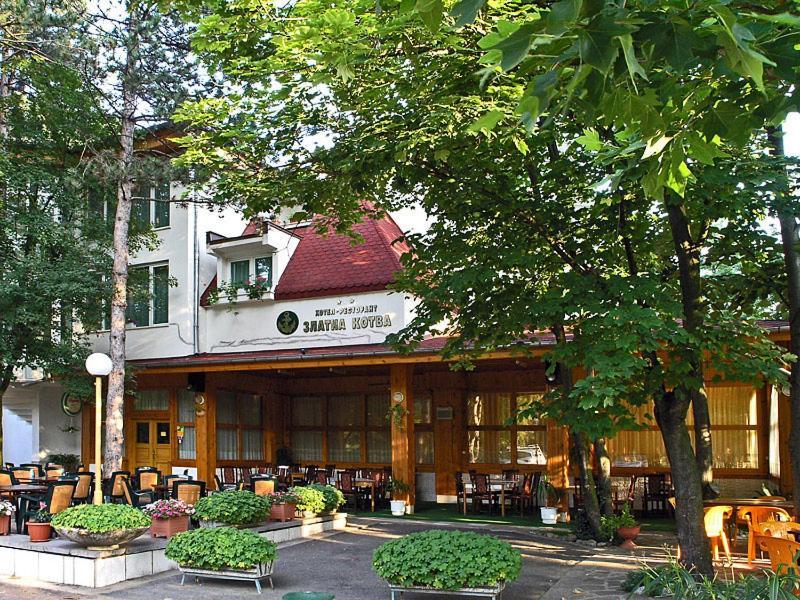 Хотел Златна Котва Kazanlŭk Exterior foto